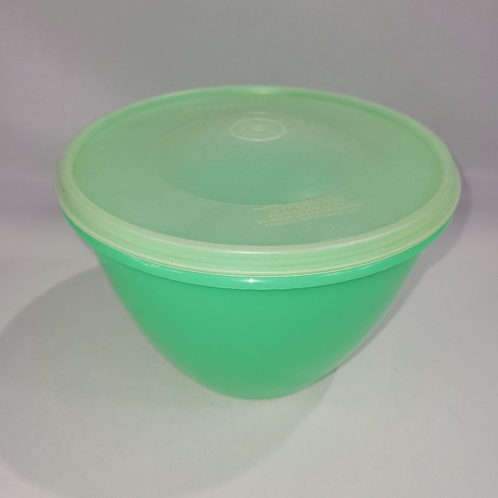 Tupperware Vintage 679 Jadeite 7" Green Plastic Lettuce Storage Container
